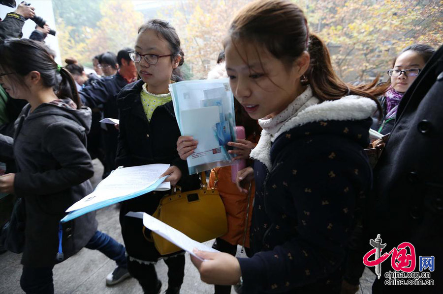 11月24日，南京林业大学考点的考生在考场外等待进入考场。