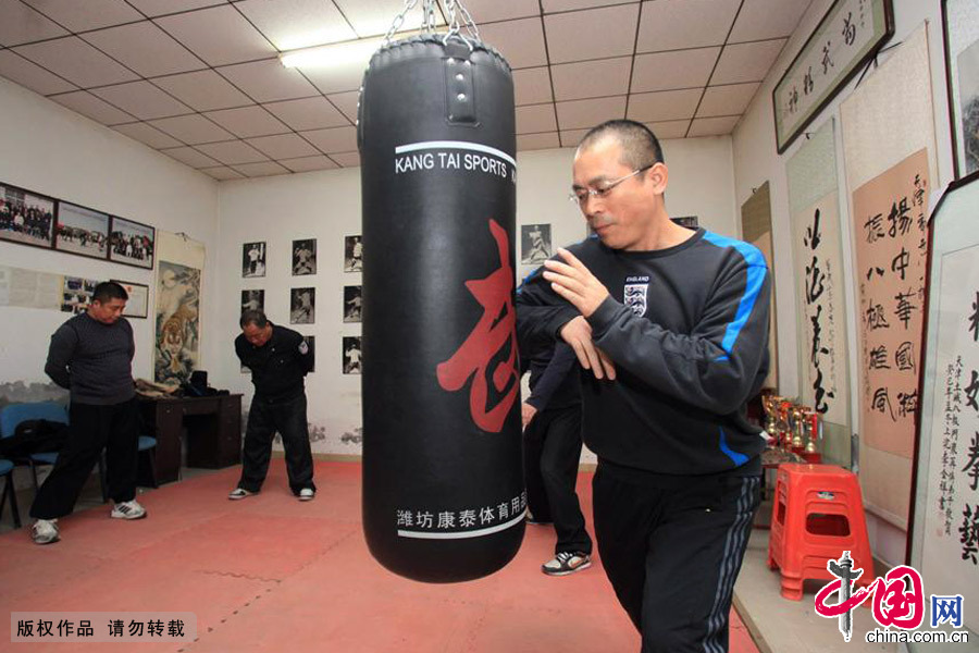 鄧店八極拳第十代傳承人陳金生正在打擊沙袋。中國網圖片庫 呂斌/攝
