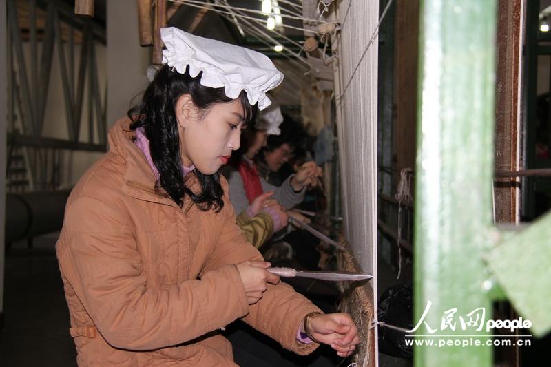 探访平壤地毯厂 实拍朝鲜织毯姑娘工作