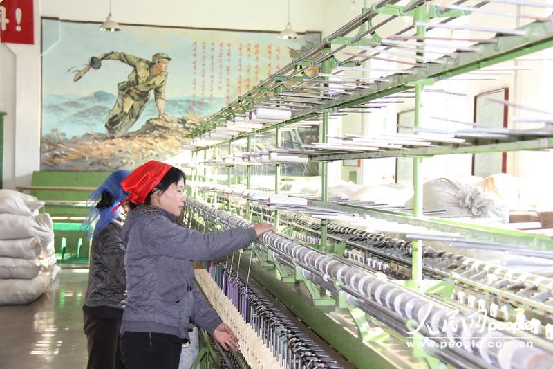 探访平壤地毯厂 实拍朝鲜织毯姑娘工作