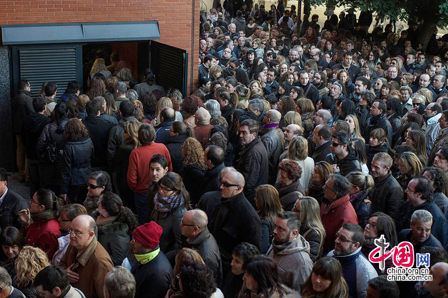 西班牙“医考”也疯狂 3万多人抢两百岗位