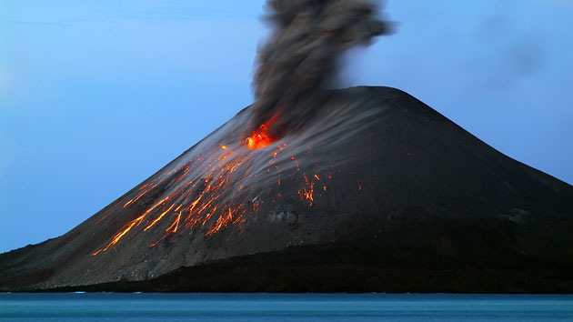 印尼一火山两天爆发8次 周边上万人逃离