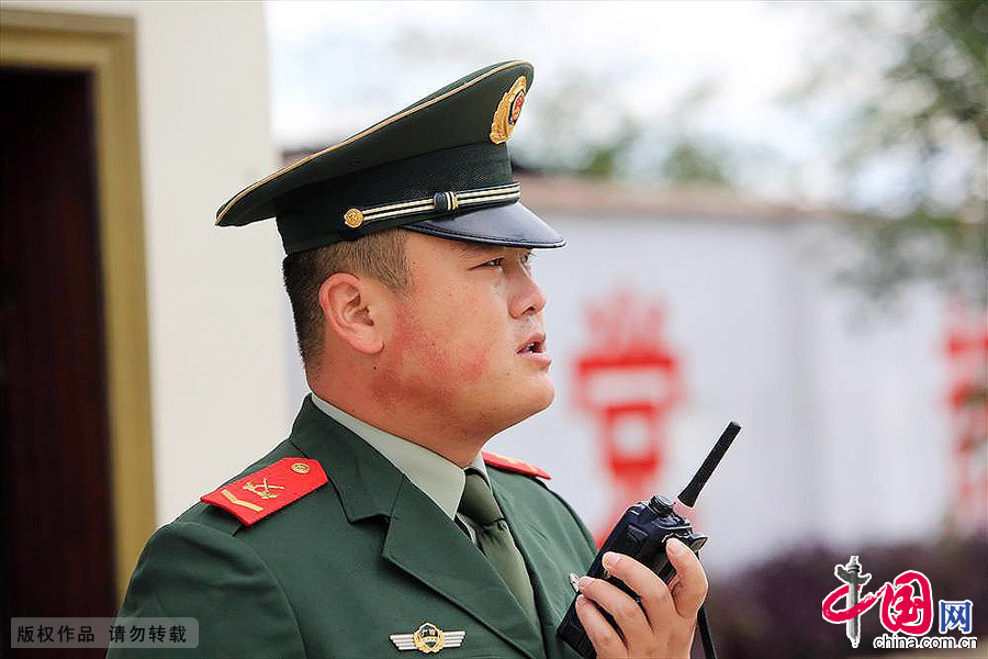 11月24日，是尹邦荣即将离开警营的最后一天，这一天也是尹邦荣军旅生涯中最值得难忘的一天。中国网图片库 谭克兴/摄