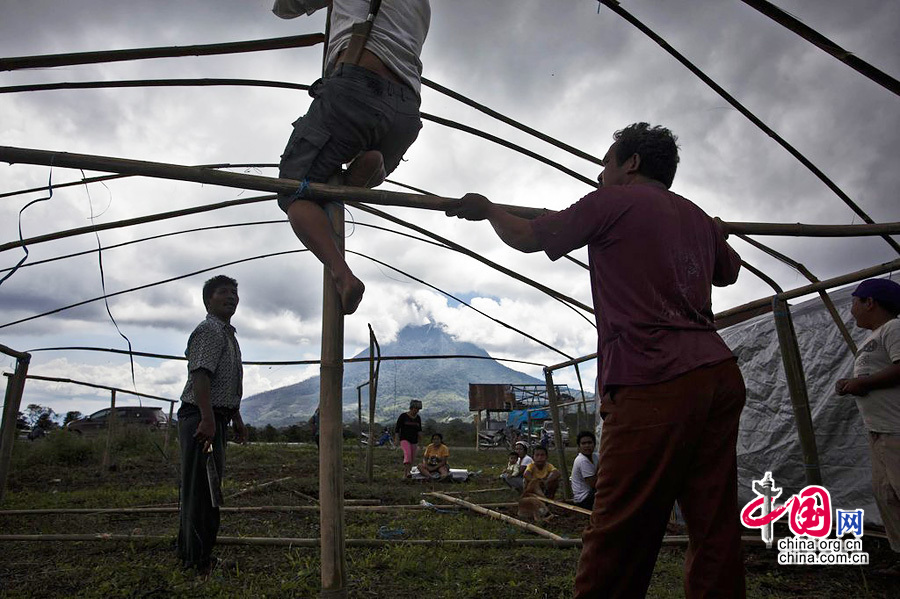 印尼锡纳朋火山两日爆发8次 周边上万人逃离家园