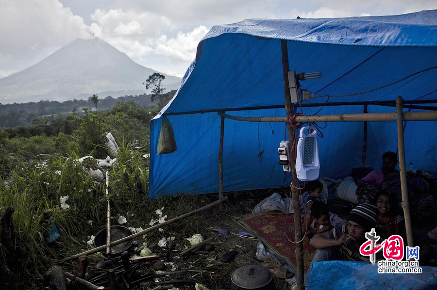 印尼锡纳朋火山两日爆发8次 周边上万人逃离家园