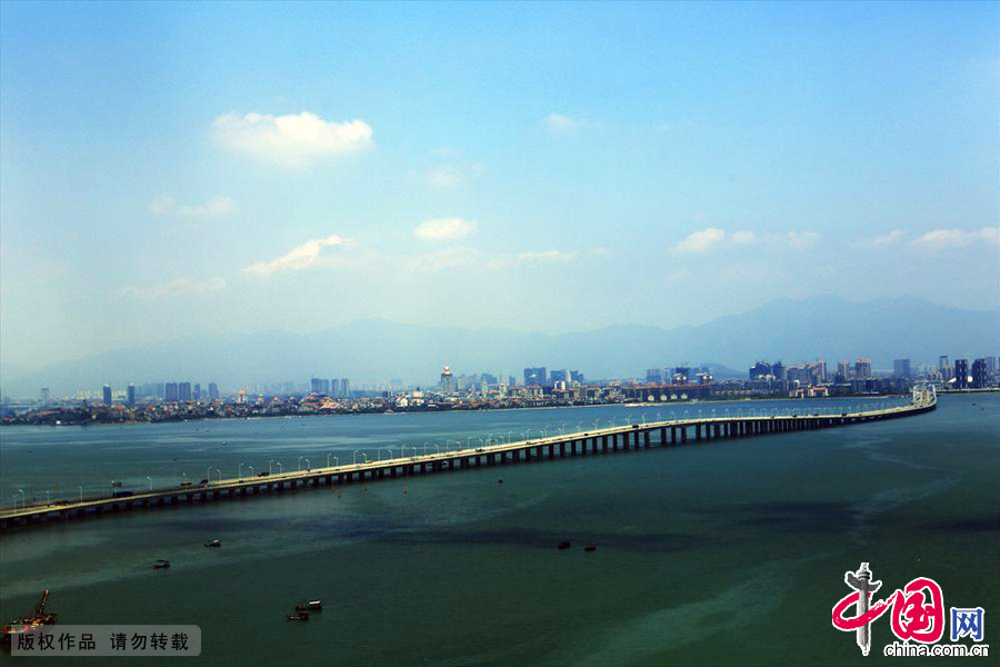空中俯瞰廈門，鼓浪嶼，跨海大橋。中國網圖片庫 唐榮果/攝