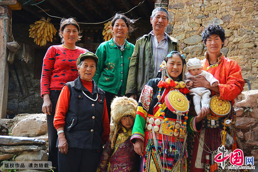 多吉一家，现外孙也已结婚有了孩子，是这个家庭的第四代。中国网图片库 郑跃芳/摄