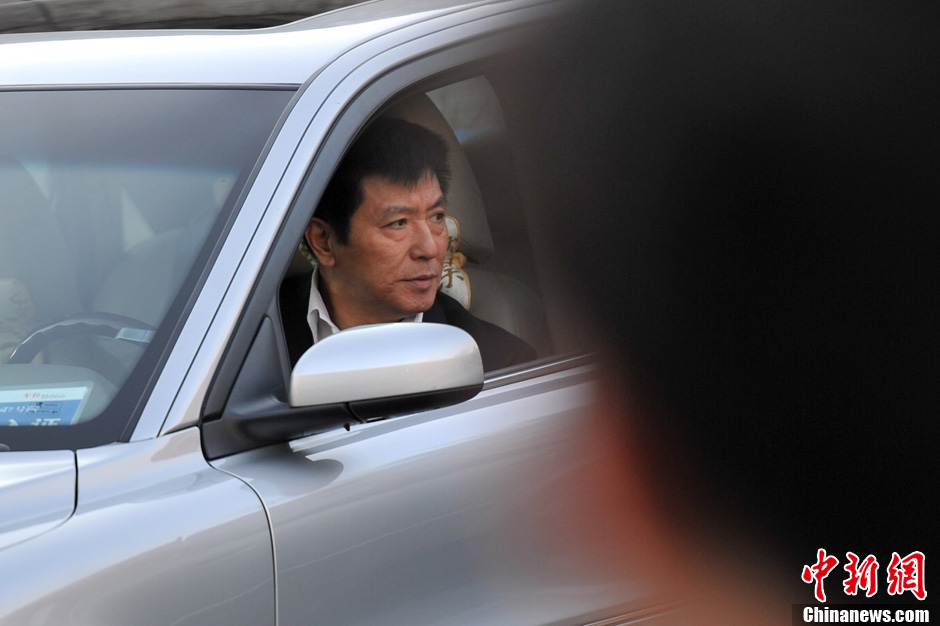 李某某案今9时宣判 律师李在珂抵达现场皮带抢眼[组图]