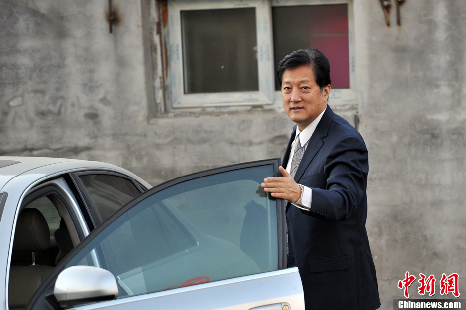 李某某案今9时宣判 律师李在珂抵达现场皮带抢眼[组图]