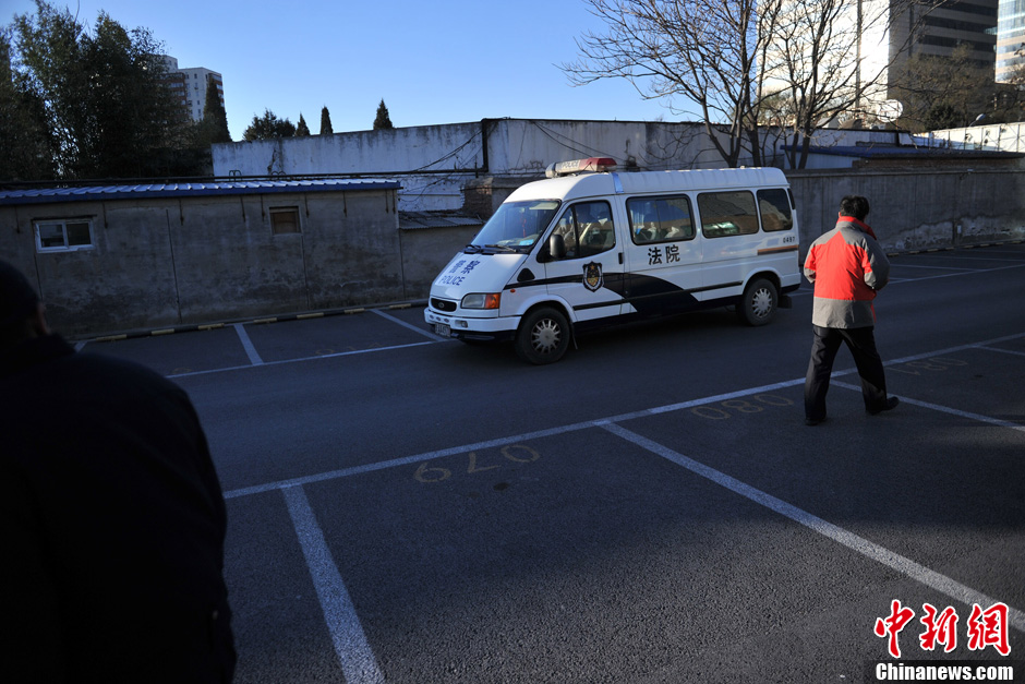 李某某案今9时宣判 律师李在珂抵达现场皮带抢眼[组图]