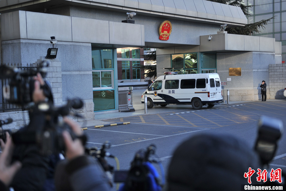 李某某案今9时宣判 律师李在珂抵达现场皮带抢眼[组图]