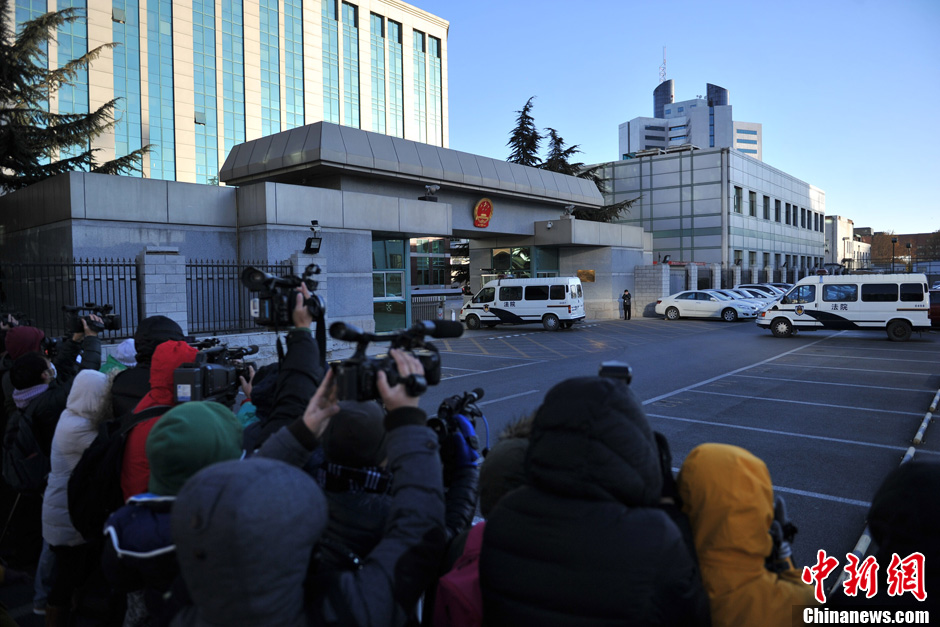 李某某案今9时宣判 律师李在珂抵达现场皮带抢眼[组图]