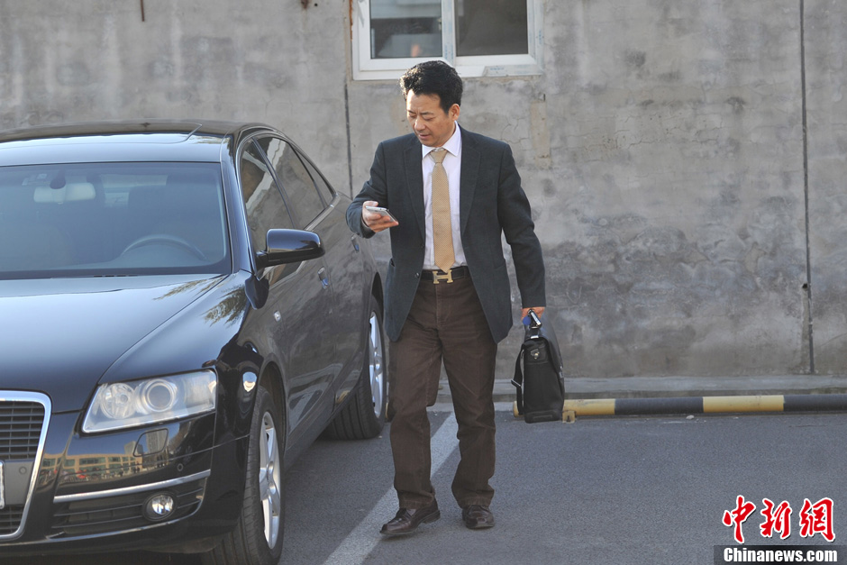 李某某案今9时宣判 律师李在珂抵达现场皮带抢眼[组图]