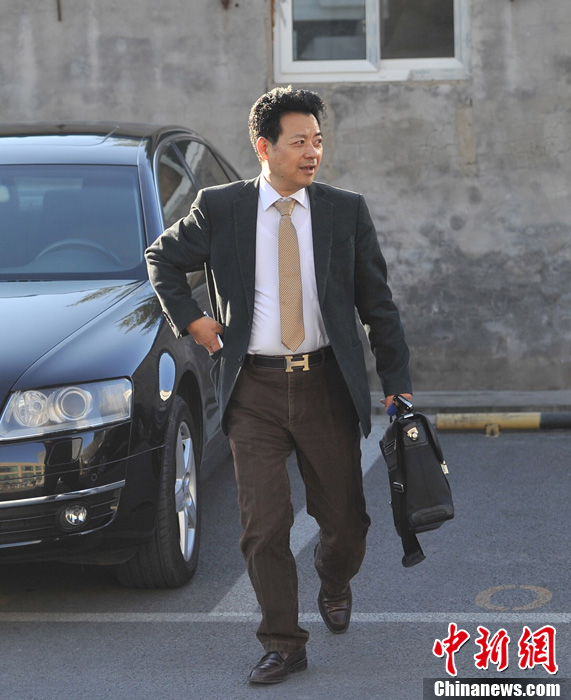 李某某案今9时宣判 律师李在珂抵达现场皮带抢眼[组图]