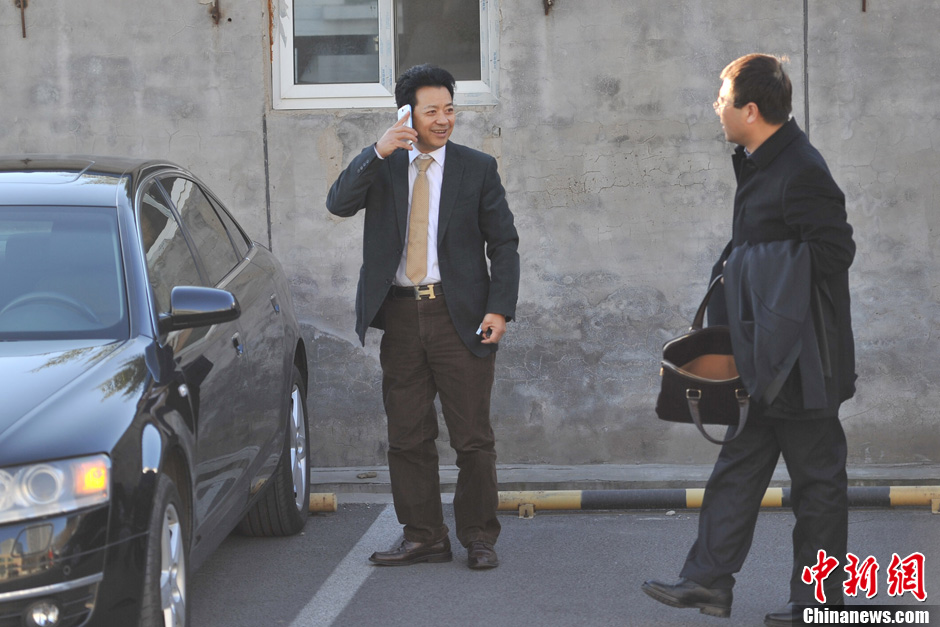 李某某案今9时宣判 律师李在珂抵达现场皮带抢眼[组图]