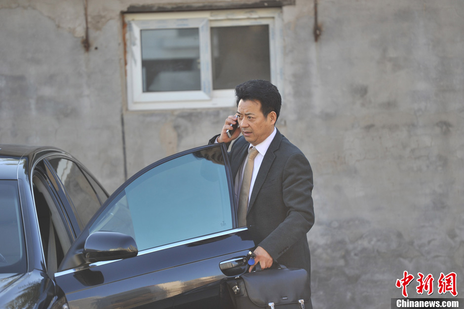 李某某案今9时宣判 律师李在珂抵达现场皮带抢眼[组图]