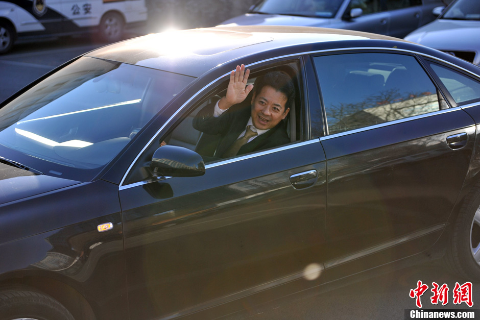 李某某案今9时宣判 律师李在珂抵达现场皮带抢眼[组图]