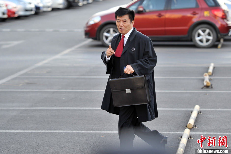 李某某案今9时宣判 律师李在珂抵达现场皮带抢眼[组图]