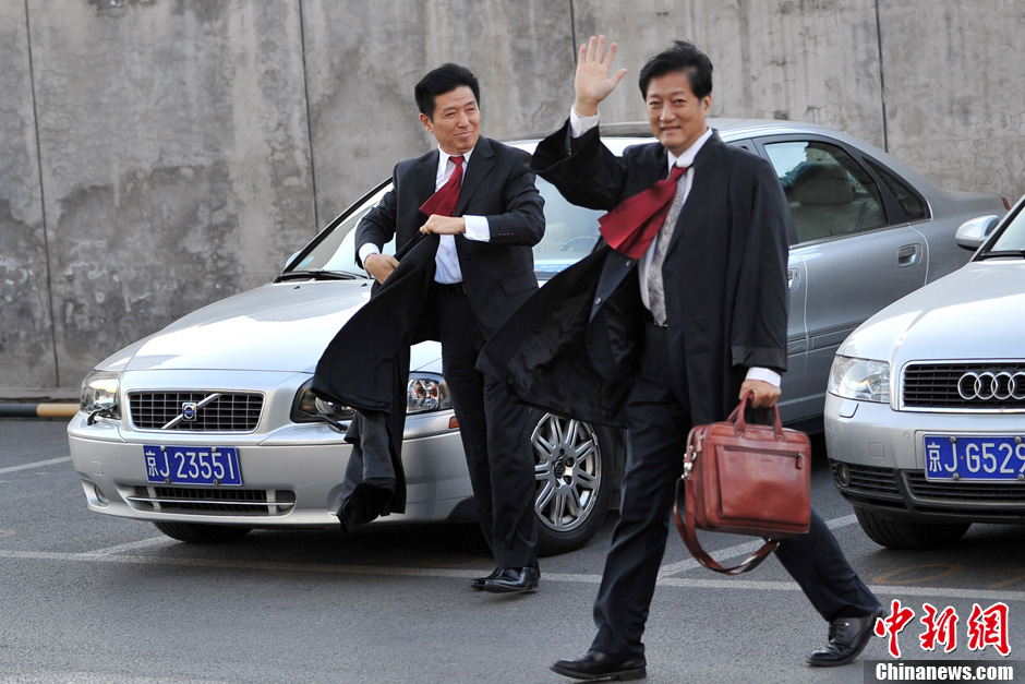 李某某案今9时宣判 律师李在珂抵达现场皮带抢眼[组图]