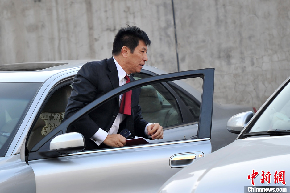 李某某案今9时宣判 律师李在珂抵达现场皮带抢眼[组图]