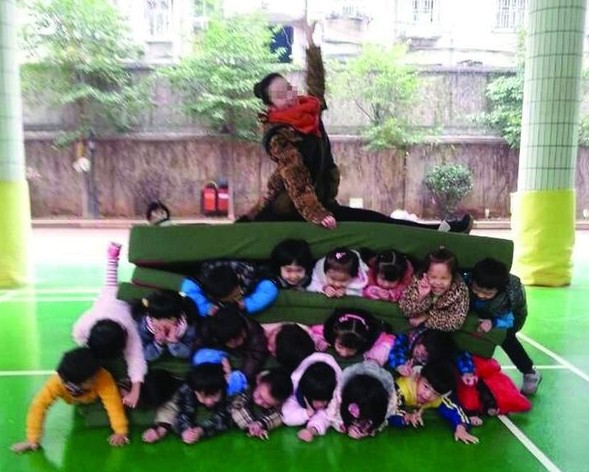 长沙某幼儿园叠3层人肉坐垫 老师坐上方