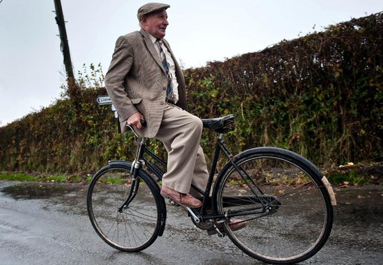 英80岁老人秀绝技倒骑自行车70年