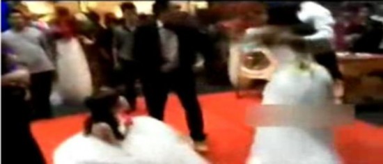 小三穿婚纱闹婚礼 屌丝搞大女方肚子和别人结婚