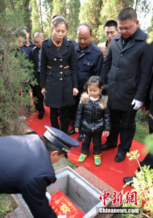 特警惨死惨败图片