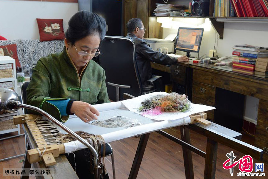 57歲的康寧是全國僅有的兩個“國家級非物質文化遺産項目(蜀繡)代表性傳承人”之一。中國網圖片庫 周會/攝