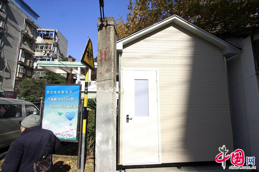 2013年11月29日，南京市社会儿童福利院门口刚安装好的“婴儿安全岛”。中国网图片库 恬怡/摄