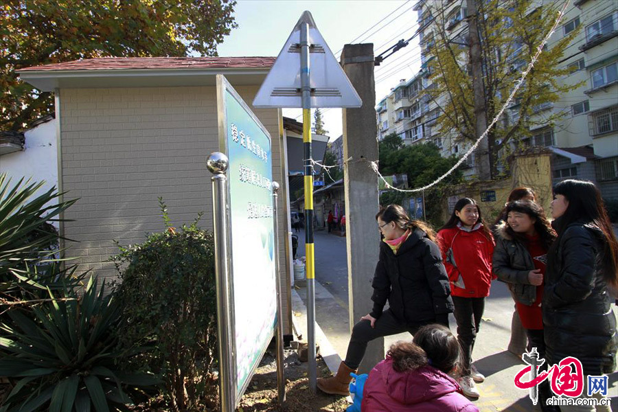 2013年11月29日，安装在南京市社会儿童福利院门口的“婴儿安全岛”引来不少市民关注。中国网图片库 恬怡/摄
