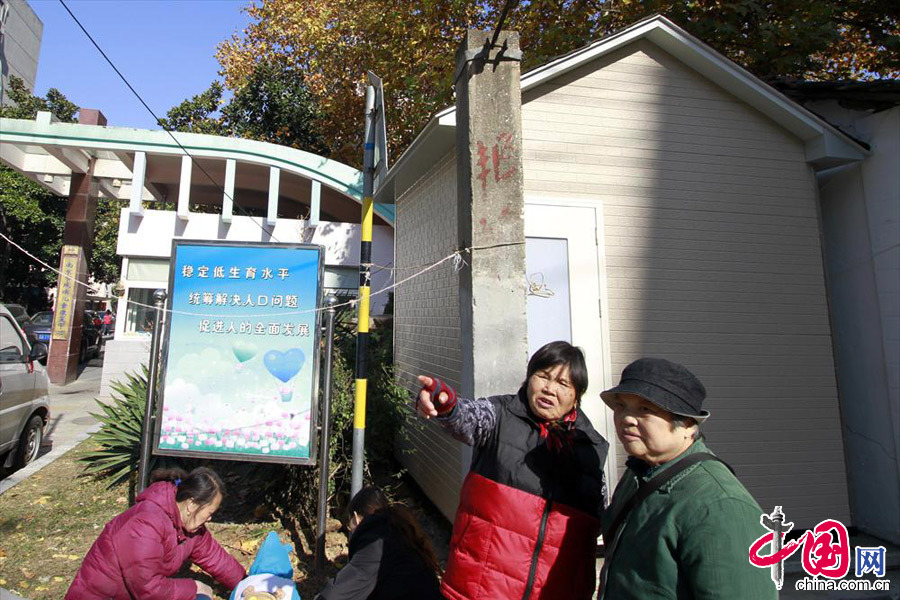 2013年11月29日，安装在南京市社会儿童福利院门口的“婴儿安全岛”引来不少市民关注。中国网图片库 恬怡/摄