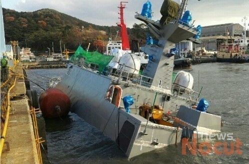 南韓在建先進導彈艇被大風吹沉