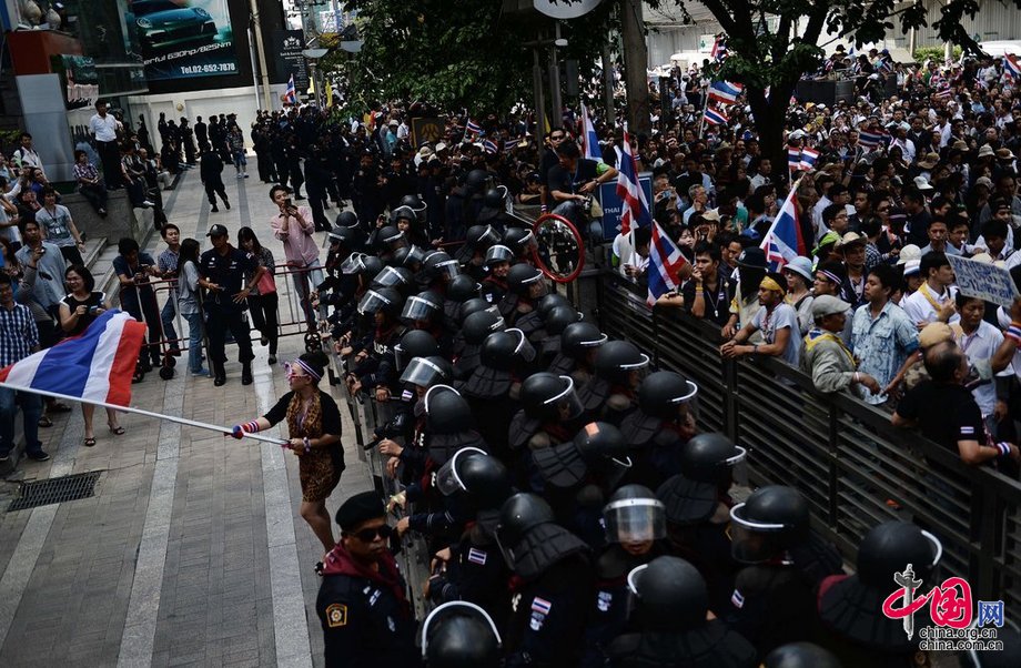 泰国反政府示威者冲击执政党总部[组图]