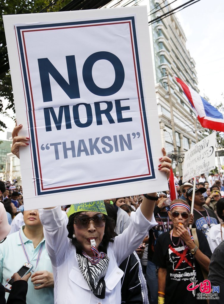 泰国反政府示威者冲击执政党总部[组图]