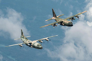 難得一見:中國産運-8與美制C-130比翼齊飛