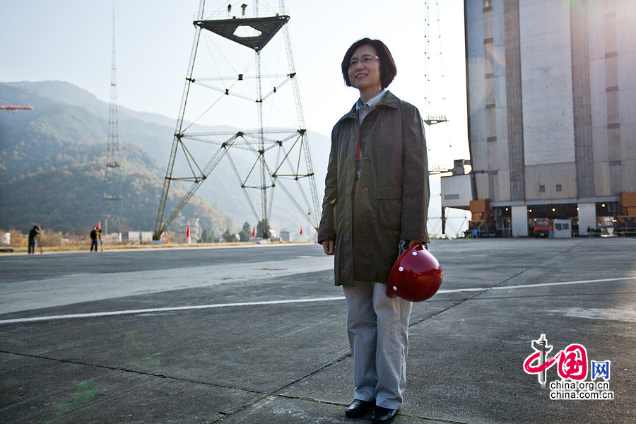 运载火箭系统总设计师姜杰在西昌卫星发射中心接受记者采访。