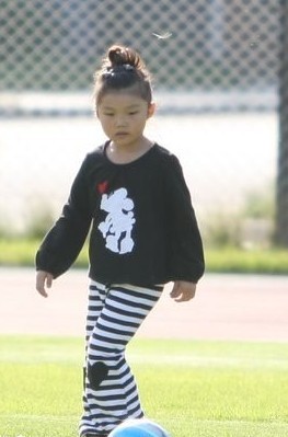 球星郑智女儿在球场