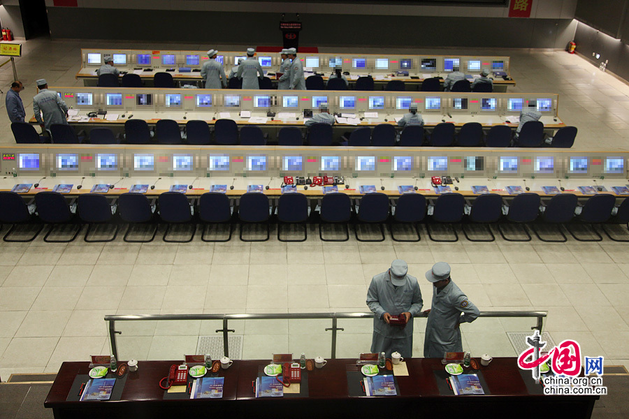 2013年12月1日，西昌衛星發射中心指揮控制大廳：西昌指揮控制大廳，工作人員在做準備。