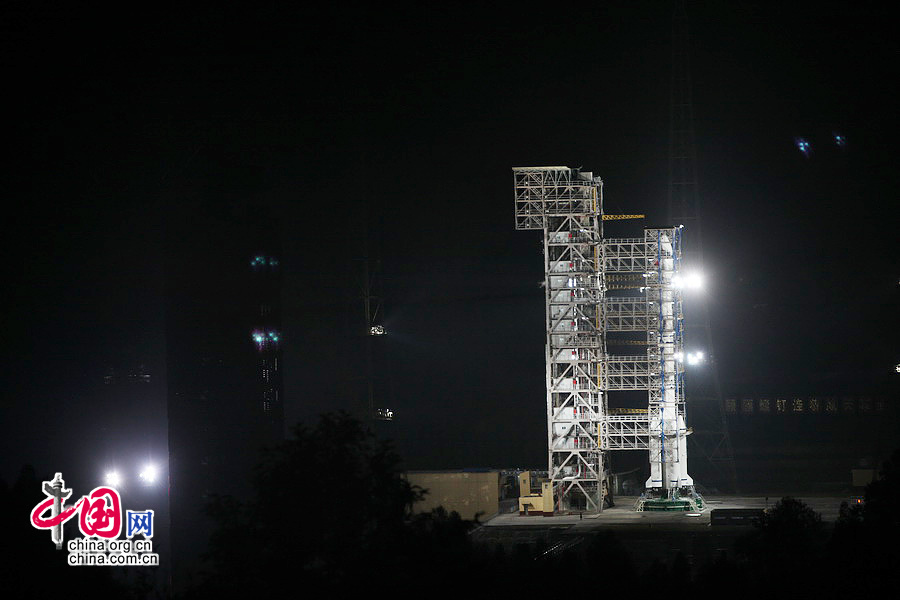 2013年12月1日，西昌衛星發射中心發射塔架：夜幕下的西昌衛星發射中心發射塔架“嫦娥三號”探測器即將在此升空。