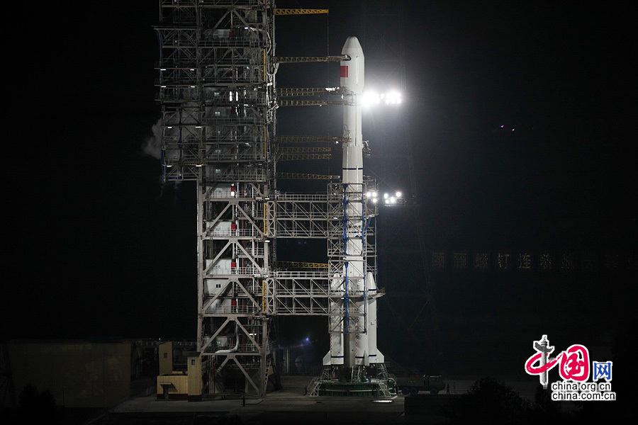 2013年12月1日，西昌衛星發射中心發射塔架：西昌衛星發射中心發射塔架逐級打開。