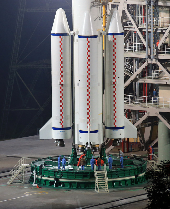 2013年12月2日淩晨，西昌衛星發射中心發射塔架：工作人員在做發射前的最後準備。
