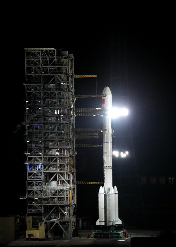2013年12月2日淩晨，西昌衛星發射中心發射塔架：嫦娥三號進入1小時發射程式，各系統狀態良好。