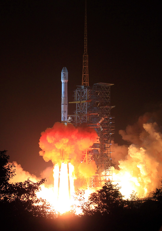 12月2日1时30分，搭载着嫦娥三号的长征三号乙运载火箭在西昌卫星发射中心发射升空。