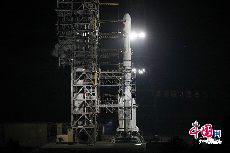 2013年12月1日，西昌卫星发射中心发射塔架：西昌卫星发射中心发射塔架逐级打开。中国网记者 郑亮 摄影