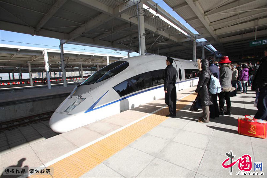 2013年12月1日，图为津秦高铁抵达秦皇岛站台。