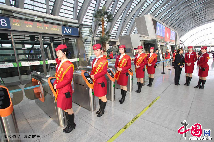2013年12月1日，天津西站工作人員佩帶綬帶迎接津秦高鐵首批乘客。