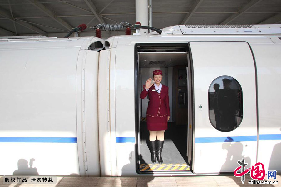 2013年12月1日，津秦高鐵從天津出發到達秦皇島站之後，乘務員和乘車揮手再見。