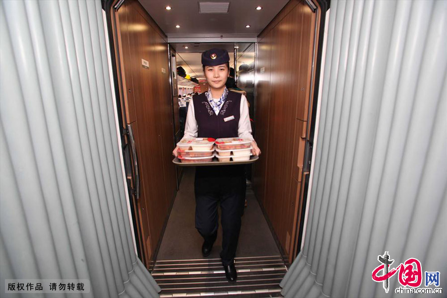 2013年12月1日，津秦高鐵上的乘務員正在送餐。