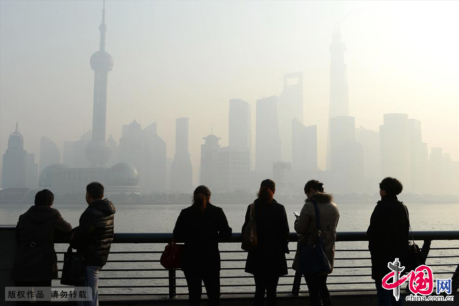 12月2日，游客在上海外滩观光平台。中国网图片库 赖鑫琳摄 作者：